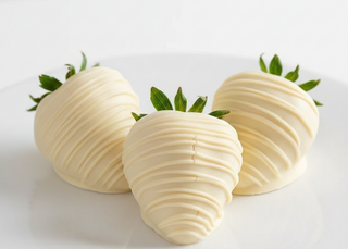 White Chocolate-Dipped & Drizzled Strawberries Signature Gift Box